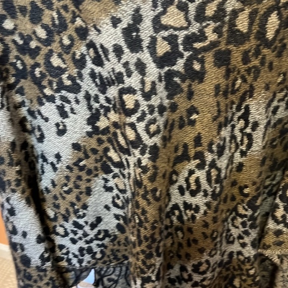 One Size Leopard shawl with fringe - Picture 6 of 6